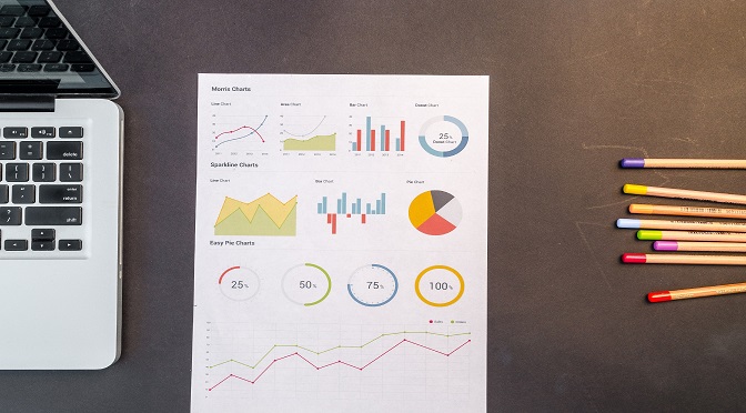 ordinateur graphiques et crayons de couleur